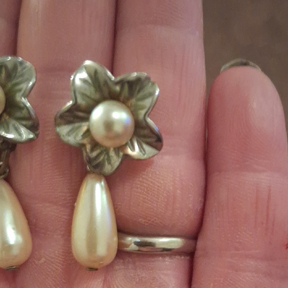 Elegant Floral Pearl Drop Earrings - Picture 4 of 6